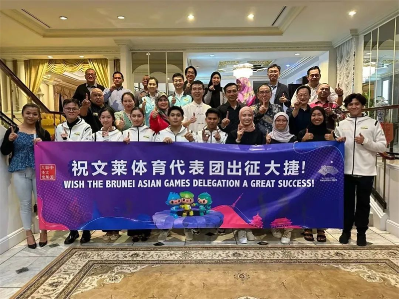 肖建國大使同參加歡送儀式的文方嘉賓、代表團成員等合影留念。圖片由使館提供