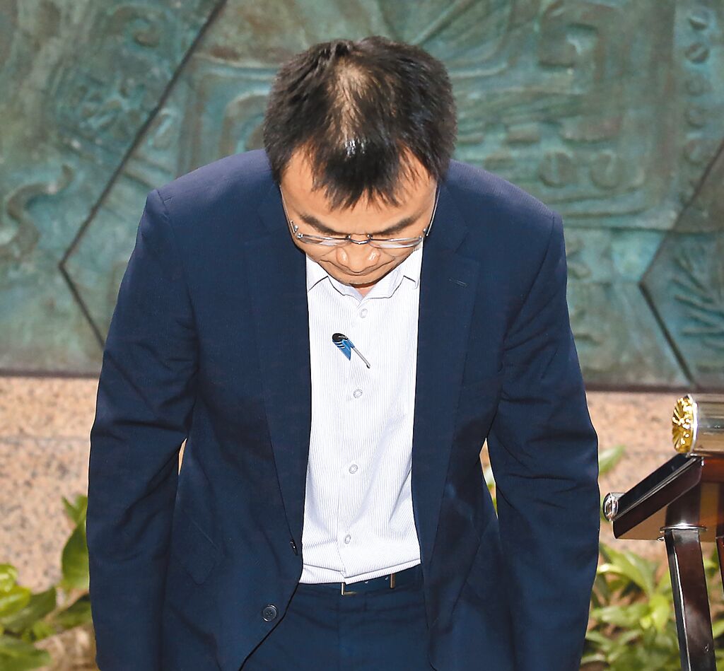 臺(tái)農(nóng)業(yè)部門負(fù)責(zé)人陳吉仲19日傍晚舉行記者會(huì)說明項(xiàng)目進(jìn)口雞蛋議題，當(dāng)日晚間8點(diǎn)在臉書上宣布辭職。 圖片來源：臺(tái)灣“中時(shí)新聞網(wǎng)”