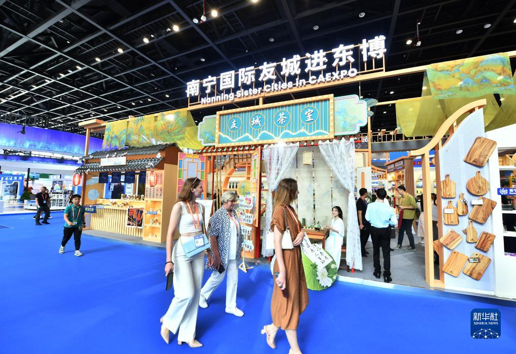 9月17日，在南寧國際會(huì)展中心，觀眾在東博會(huì)“一帶一路”國際展區(qū)參觀。當(dāng)日，第二十屆中國—東盟博覽會(huì)和中國—東盟商務(wù)與投資峰會(huì)開幕式在廣西南寧舉行。新華社記者 黃孝邦 攝