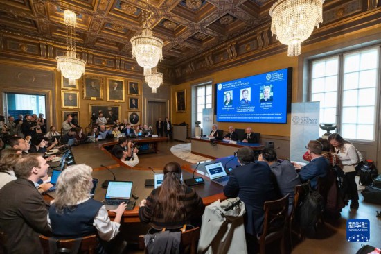 這是10月3日在瑞典斯德哥爾摩拍攝的2023年諾貝爾物理學獎公布現(xiàn)場。新華社發(fā)（魏學超攝）