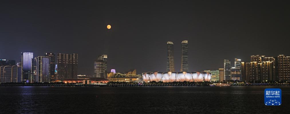 這是9月29日在杭州拍攝的杭州奧體中心體育場和滿月。新華社發(fā)（李忠攝）