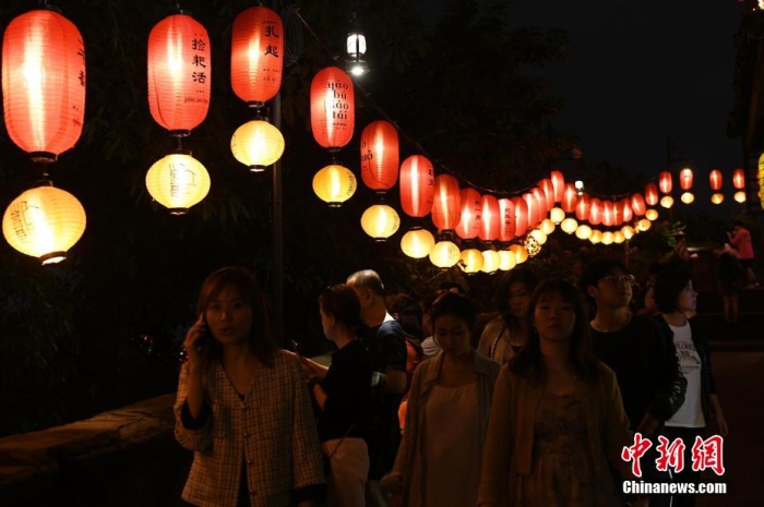 圖為游客夜游山城巷感受山城獨(dú)特魅力。<a target='_blank' href='/' ><p  align=