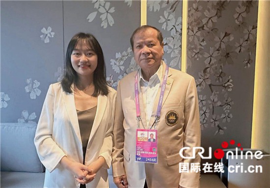 　　△柬埔寨國家奧委會主席、柬埔寨亞運代表團(tuán)團(tuán)長唐坤（右）接受記者采訪