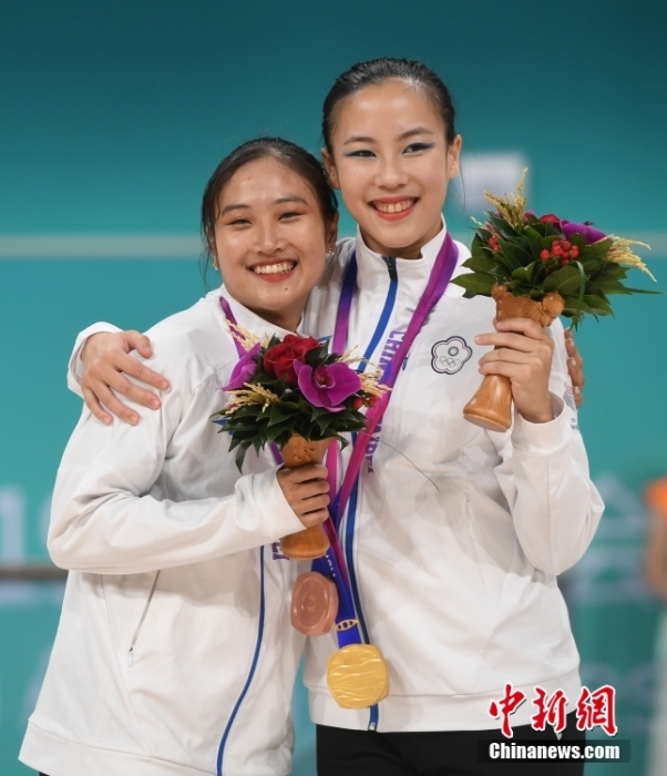 10月7日，杭州第19屆亞運會輪滑項目女子花樣輪滑單人滑長節(jié)目決賽在錢塘輪滑中心舉行。結(jié)合短節(jié)目決賽成績，中國臺北選手洪筱晴(左)以94.38分的總成績奪得女子花樣輪滑單人滑冠軍，中國臺北選手張致如(右)獲得季軍。<a target='_blank' href='/'><p  align=