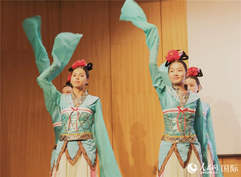 兩國(guó)文化志愿者共同表演中國(guó)傳統(tǒng)舞蹈。人民網(wǎng)記者 陳海琪攝