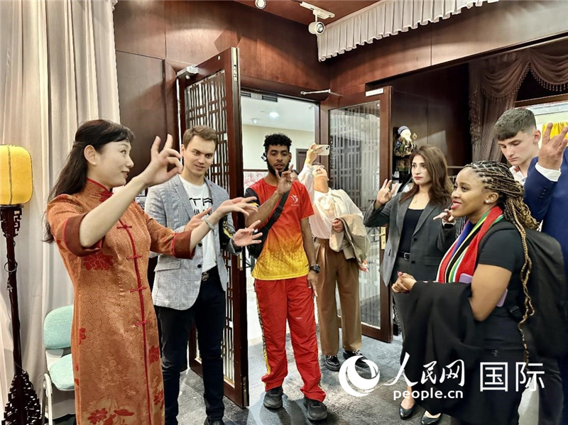 國際民間人士代表團參觀古北市民中心昆曲教室。人民網(wǎng)記者 周雨攝