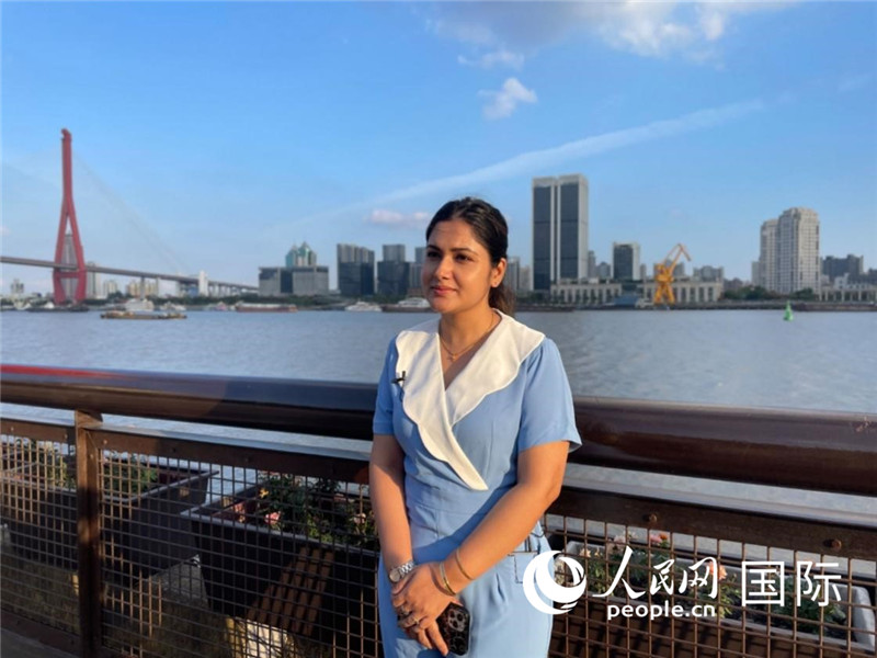孟加拉國Channel24電視頻道主持人伊斯拉特·阿敏在上海市楊浦濱江接受采訪。 人民網(wǎng)記者 張榮攝
