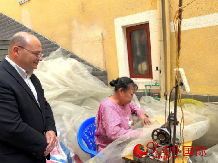馬耳他瑪格麗特中學(xué)“中國(guó)角”教師馬丁·阿佐帕迪在福建省寧德市下歧村參觀。人民網(wǎng)記者 周雨攝