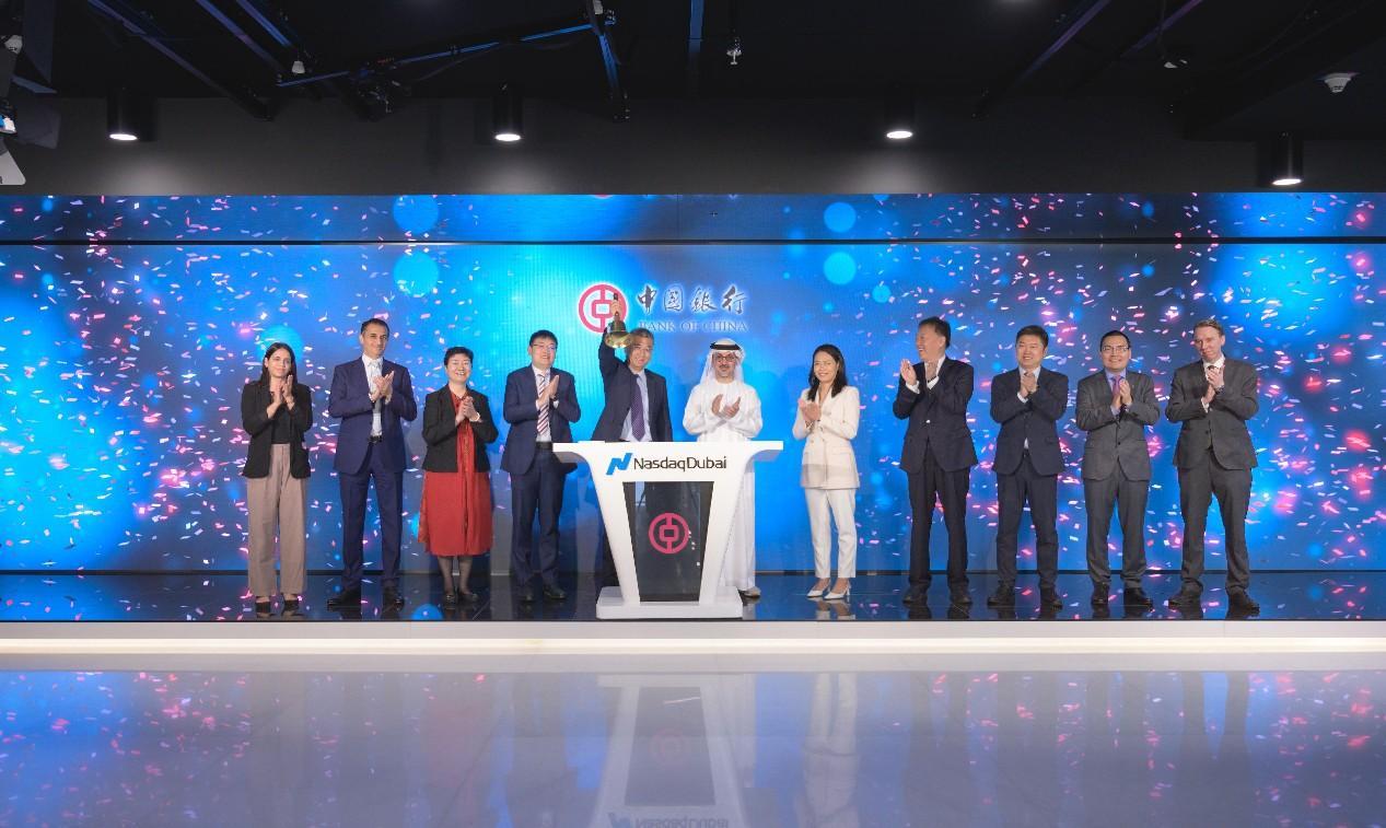 圖為中外嘉賓出席搖鈴儀式。迪拜納斯達克供圖
