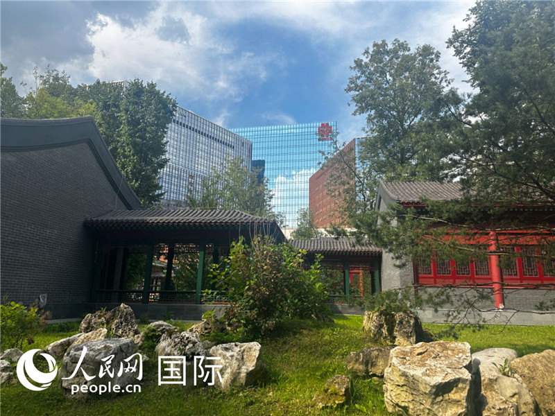莫斯科中國貿(mào)易中心的中式園林“華銘園”一角。人民網(wǎng)記者 申佳平攝