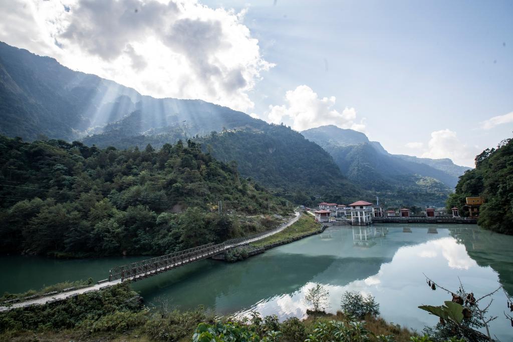 這是2022年11月8日拍攝的尼泊爾上馬相迪A水電站大壩。上馬相迪A水電站位于尼泊爾西部勒姆宗縣，2013年1月開工建設(shè)，2017年1月1日投入商業(yè)運(yùn)營(yíng)。該水電站投入運(yùn)營(yíng)以來，極大緩解了尼泊爾電力緊缺局面。新華社發(fā)（哈里·馬哈爾詹 攝）