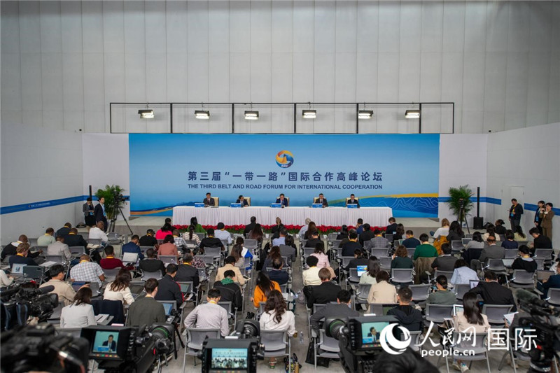10月16日，第三屆“一帶一路”國際合作高峰論壇新聞中心在北京國家會議中心舉行首場吹風會，邀請自然資源部國際合作司和相關單位負責人介紹有關情況，并回答記者提問。人民網記者 翁奇羽攝