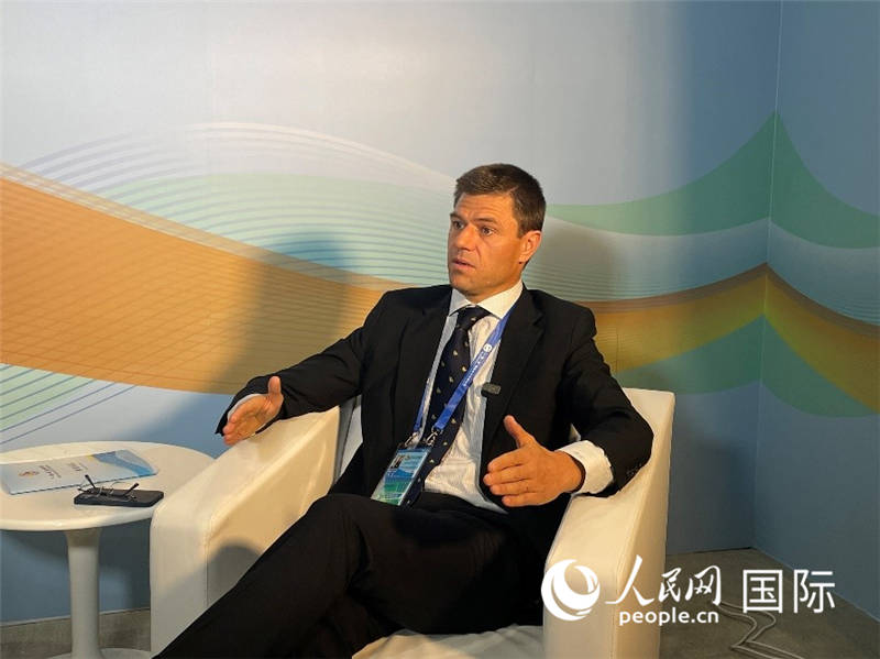 葡中工商會秘書長伯納德?門迪亞接受采訪。 人民網(wǎng)記者 張榮攝