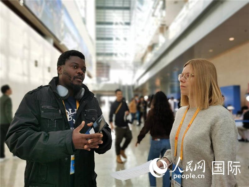 剛果（金）未來集團(tuán)廣播電視部記者雨果-恩澤扎接受人民網(wǎng)采訪。人民網(wǎng) 孫鴻宇攝