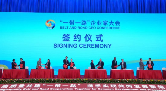 　　這是10月17日拍攝的簽約儀式現(xiàn)場。當日，“一帶一路”企業(yè)家大會在北京召開。（新華社記者王毓國攝）
