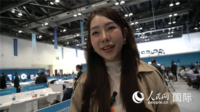 泰國(guó)TOPNEWS電視臺(tái)主播蓬薩婉?乍如潘（Phonsawan Jarupan）與記者交談。人民網(wǎng) 楊春燕攝