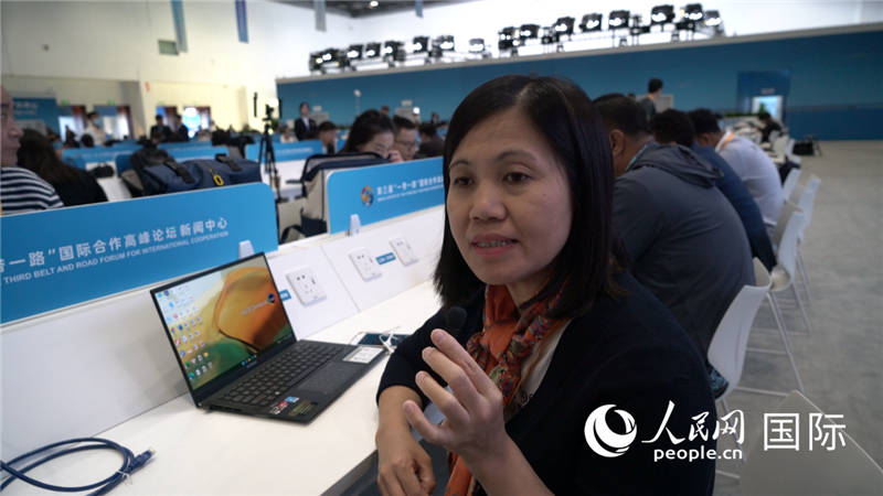 越南之聲廣播電臺(tái)記者胡鴻行（音譯，H? H?ng H?nh）與記者交談。人民網(wǎng) 楊春燕攝