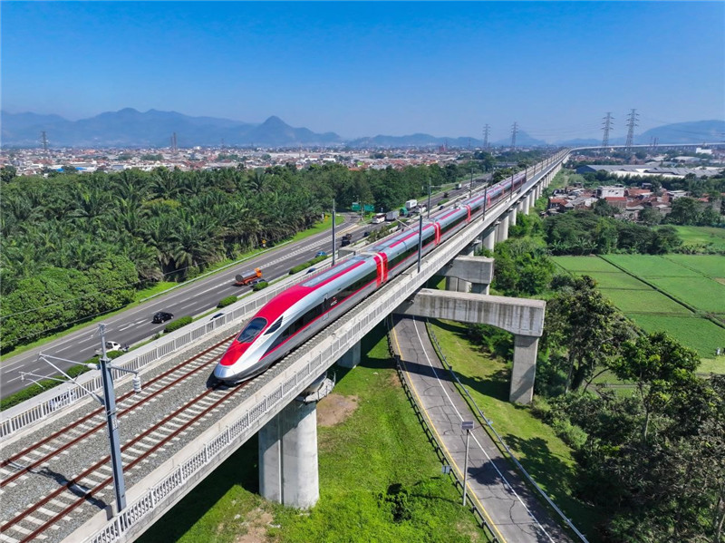 奔馳在雅萬高鐵上的動(dòng)車組。中車青島四方機(jī)車車輛股份有限公司供圖