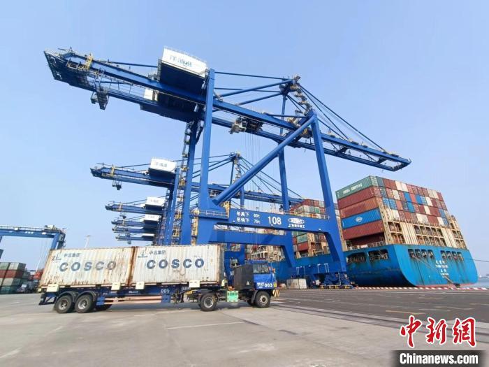 圖為海南洋浦國(guó)際集裝箱碼頭，卡車將集裝箱從后方堆場(chǎng)運(yùn)往碼頭裝卸區(qū)?！?jiān)潞?攝