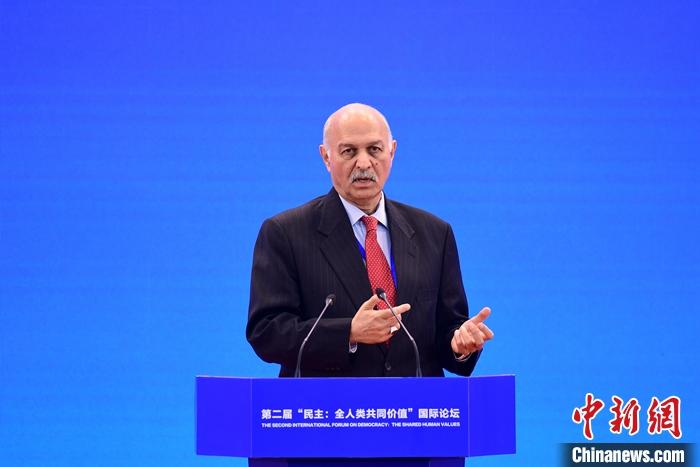 3月23日，第二屆“民主：全人類共同價(jià)值”國(guó)際論壇開(kāi)幕式在北京舉行。圖為巴基斯坦參議院國(guó)防委員會(huì)主席穆沙希德·侯賽因在開(kāi)幕式上作主題發(fā)言。 <a target='_blank' href='/'><p  align=