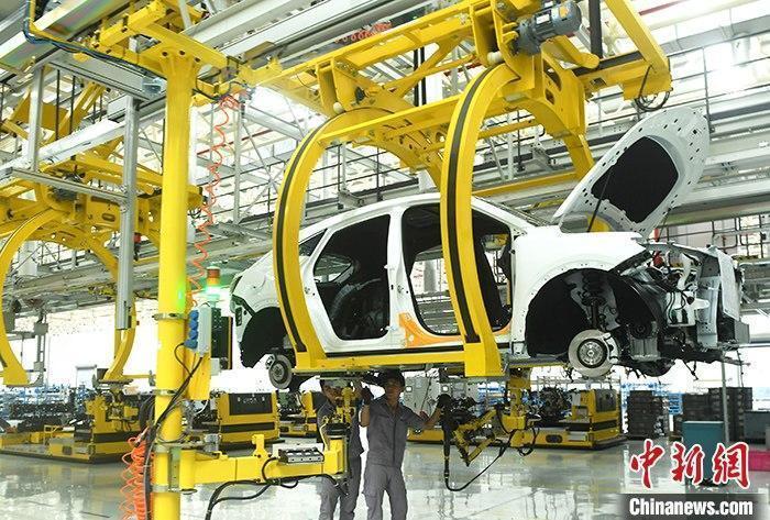 資料圖：汽車生產(chǎn)車間內(nèi)的工作人員正在組裝車輛。 <a target='_blank' href='/'><p  align=
