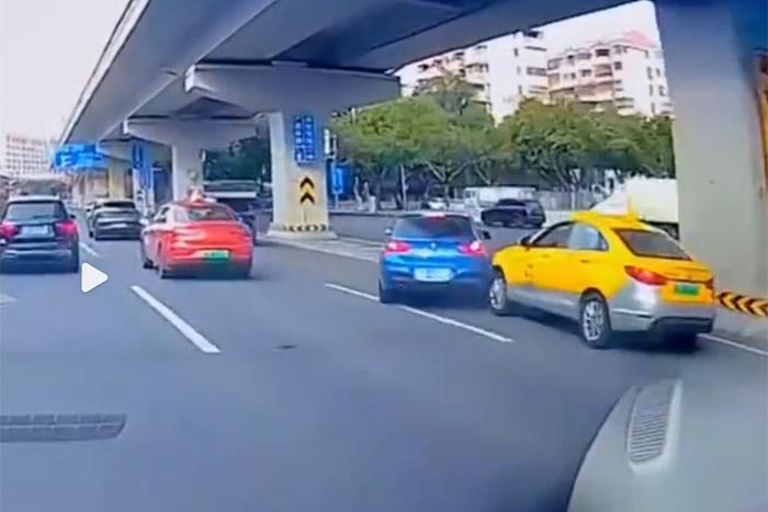 視頻截圖顯示，發(fā)生碰撞的剎那，出租車后方似乎確有車燈點亮。