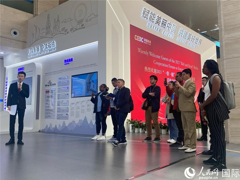 2023“一帶一路”媒體合作論壇聯(lián)合采訪團(tuán)參訪中國(guó)能建。人民網(wǎng)記者 于洋攝