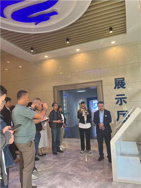 （在文瀾智谷中試產(chǎn)業(yè)基地，中外記者深入了解科技轉(zhuǎn)化情況 趙橙涔攝）