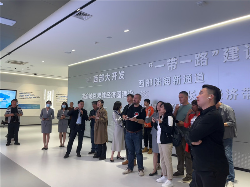 （成都國(guó)際鐵路港展廳，中外記者邊聽(tīng)邊記，了解成都國(guó)際鐵路港運(yùn)行情況 趙橙涔攝