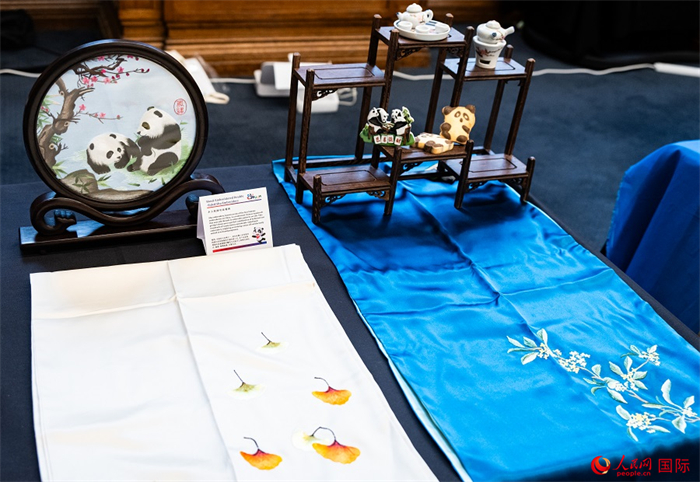活動(dòng)現(xiàn)場(chǎng)的現(xiàn)場(chǎng)文創(chuàng)展、互動(dòng)體驗(yàn)區(qū)、非遺區(qū)展示。人民網(wǎng) 郭錦標(biāo)攝