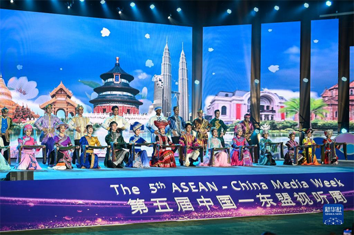10月21日，在馬來西亞行政首都普特拉賈亞，演員在第五屆中國—東盟視聽周開幕活動上表演。新華社記者 程一恒 攝