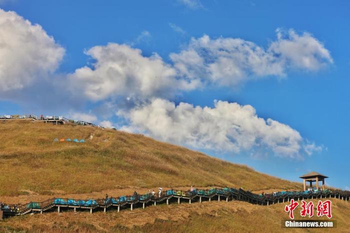 資料圖：圖為江西武功山高山草甸旁的登山步道，游客在登山。 劉力鑫 攝