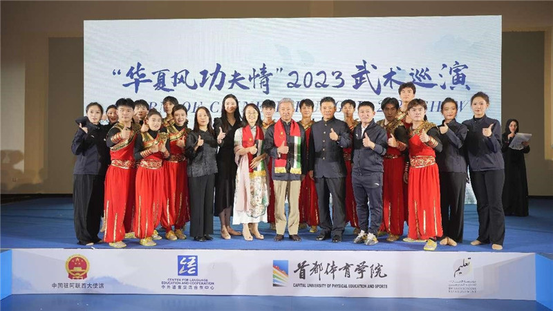 張益明大使與首都體育學(xué)院藝術(shù)團(tuán)合影。中國(guó)駐阿聯(lián)酋大使館供圖