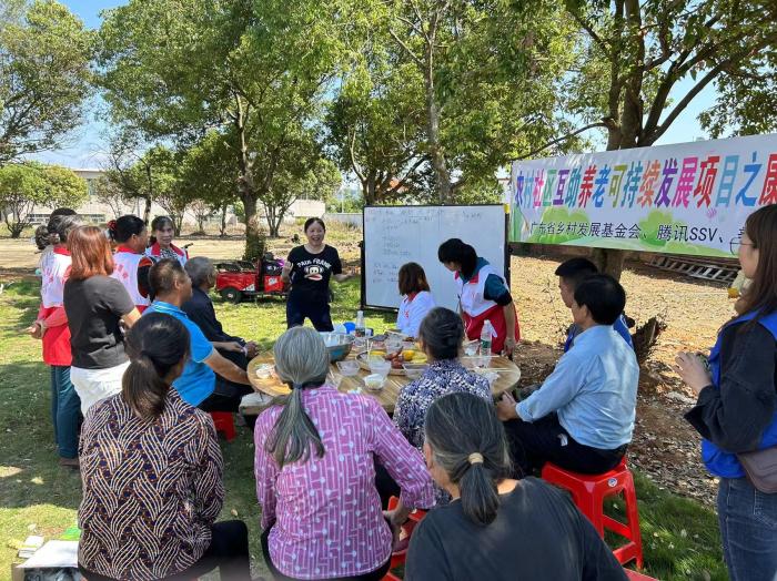 10月23日，廣東韶關農(nóng)村的互助養(yǎng)老探索，結(jié)合仁化縣董塘鎮(zhèn)新龍村的重陽節(jié)活動，將村支書、婦女主任、項目管理人員、新龍村助老員、村民志愿者、健康熱心的老人聚集在一起。 受訪者供圖