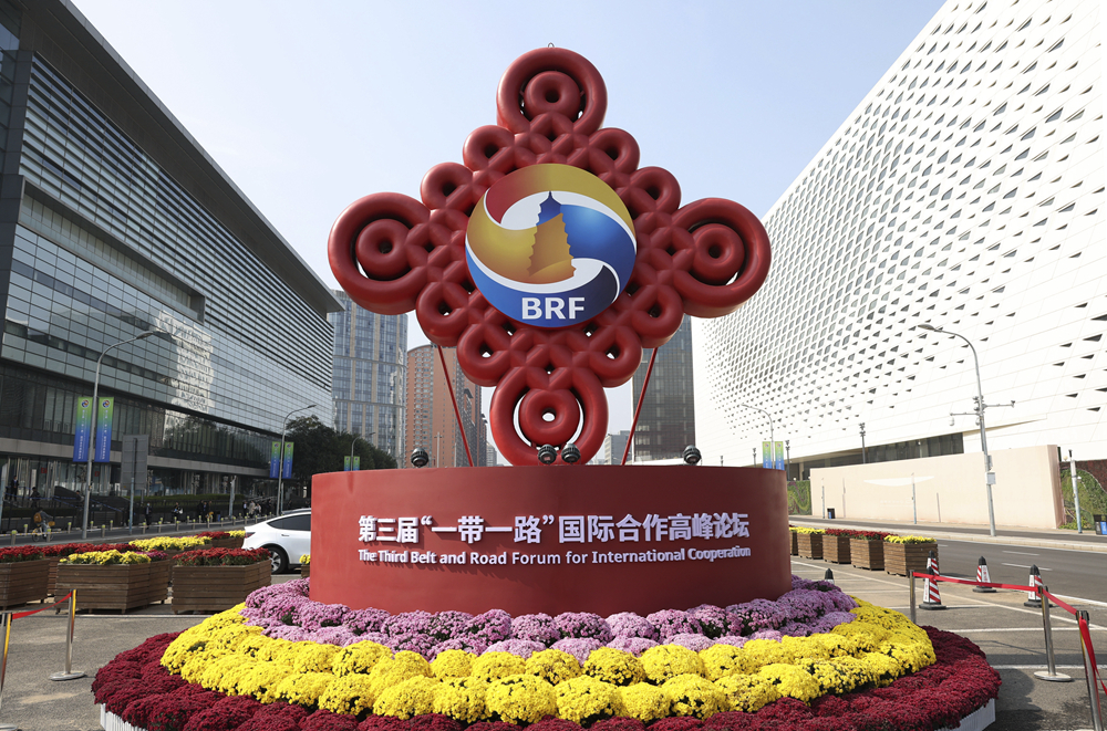 這是在北京國家會議中心附近拍攝的“一帶一路”國際合作高峰論壇景觀布置（2023年10月17日攝）。新華社記者 陳斌 攝