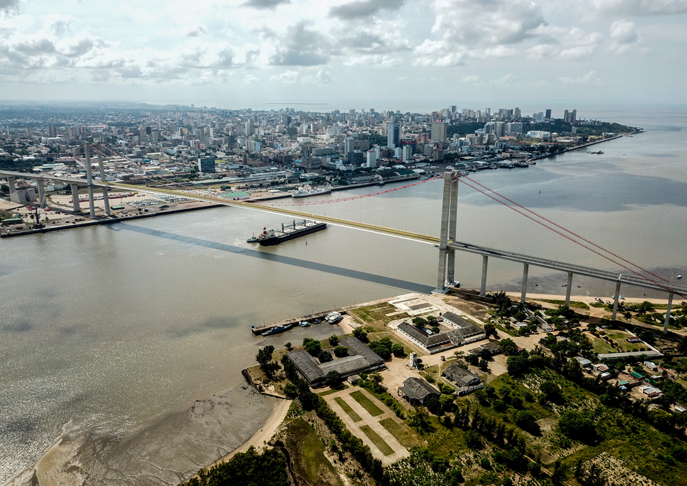 這是2019年4月8日在莫桑比克首都馬普托拍攝的馬普托大橋（無人機照片）。新華社記者 張宇 攝