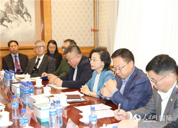 1.2023年10月30日，沈敏娟（右三）大使與中企代表座談。人民網(wǎng)記者 霍文攝