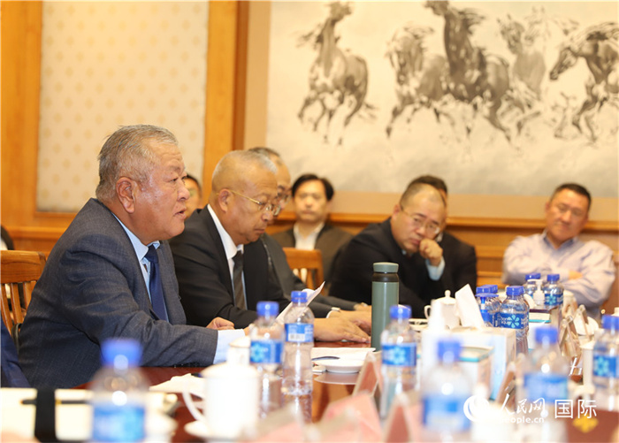 2.2023年10月30日，張義波（左一）會(huì)長匯報(bào)商會(huì)工作情況。人民網(wǎng)記者 霍文攝