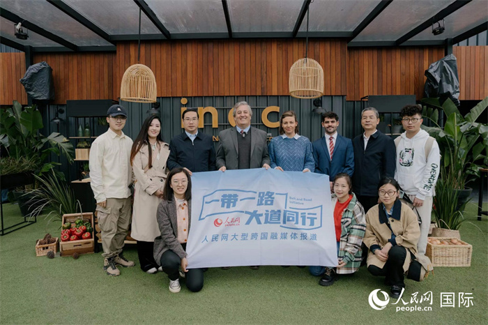在烏拉圭第118屆普拉多牧農(nóng)業(yè)國際博覽會(huì)上，烏拉圭國家肉類協(xié)會(huì)主席與人民網(wǎng)記者合影。人民網(wǎng)記者 張若涵攝