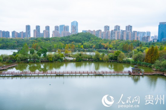 秋日時節(jié)，觀山湖公園景色美不勝收。人民網(wǎng) 陽茜攝