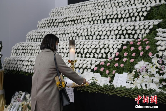 當(dāng)?shù)貢r(shí)間11月1日23時(shí)45分許，韓國(guó)民眾在位于首爾廣場(chǎng)的集體焚香所悼念梨泰院踩踏事故遇難者。 <a target='_blank' href='/'><p  align=