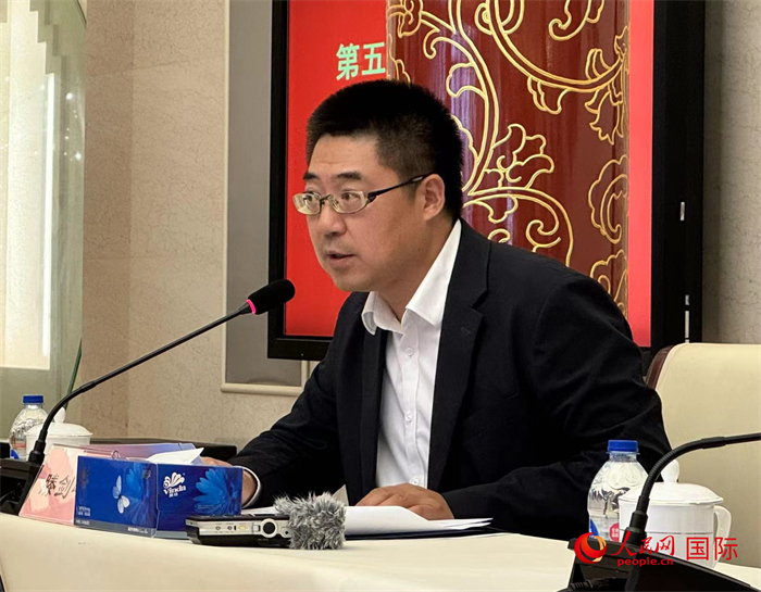 10月31日，歐美同學(xué)會副秘書長滕劍峰在第五屆中法文化論壇媒體吹風(fēng)會上講話。（人民網(wǎng) 謝瑩攝）