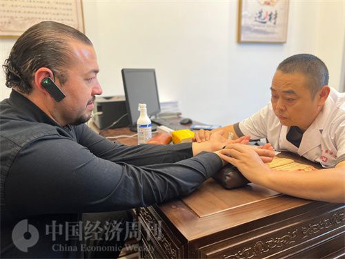   （外媒記者走進(jìn)中醫(yī)堂，問診中醫(yī)名師。中國經(jīng)濟(jì)周刊記者 郭志強(qiáng)攝）