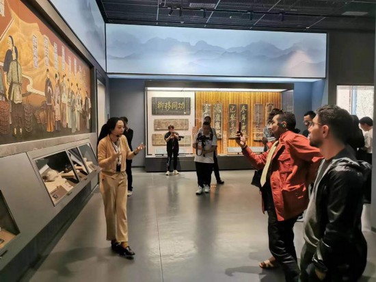  2023“一帶一路”媒體合作論壇聯(lián)合采訪團(tuán)參觀中國(guó)藥都中醫(yī)藥博物館。（本報(bào)記者 黃超攝）