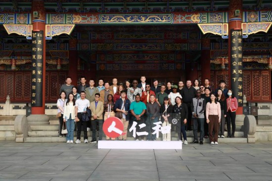 2023“一帶一路”媒體合作論壇聯(lián)合采訪團(tuán)參觀仁和集團(tuán)。（受訪者供圖）