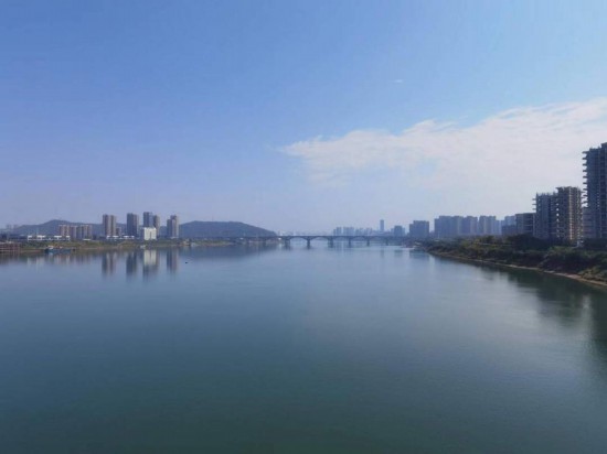 　　10月24日，在清水塘大橋景觀通道上拍攝的湘江景色。本報記者 常雯宜攝