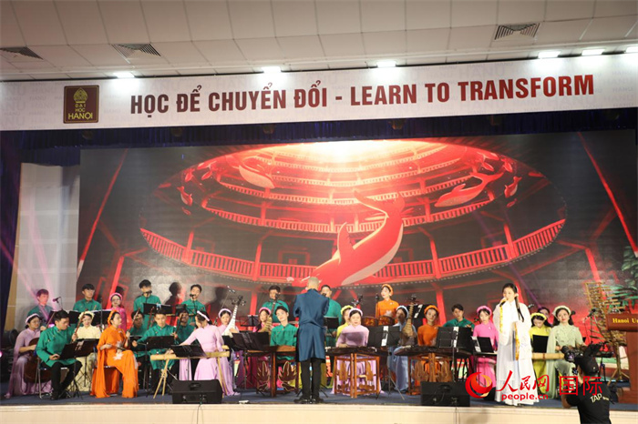越南新活力民族樂團(tuán)的藝術(shù)家在進(jìn)行演奏。人民網(wǎng)記者楊曄攝