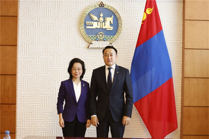 10月31日，中國駐蒙古國大使沈敏娟到任拜會蒙政府辦公廳主任兼蒙古人民黨總書記阿瑪爾巴伊斯格楞（右）。中國駐蒙古使館供圖