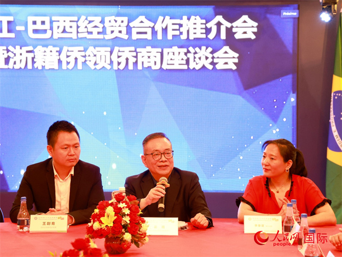 浙江海外聯(lián)誼會(huì)常務(wù)副會(huì)長(zhǎng)徐旭（中）和與會(huì)僑領(lǐng)僑商座談。人民網(wǎng)記者 陳海琪攝