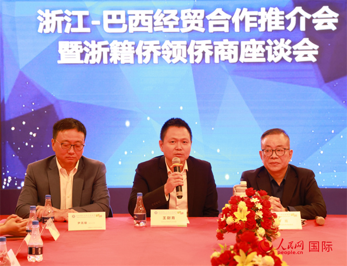 中國(guó)駐里約代總領(lǐng)事王尉育（中）在活動(dòng)中致辭。人民網(wǎng)記者 陳海琪攝